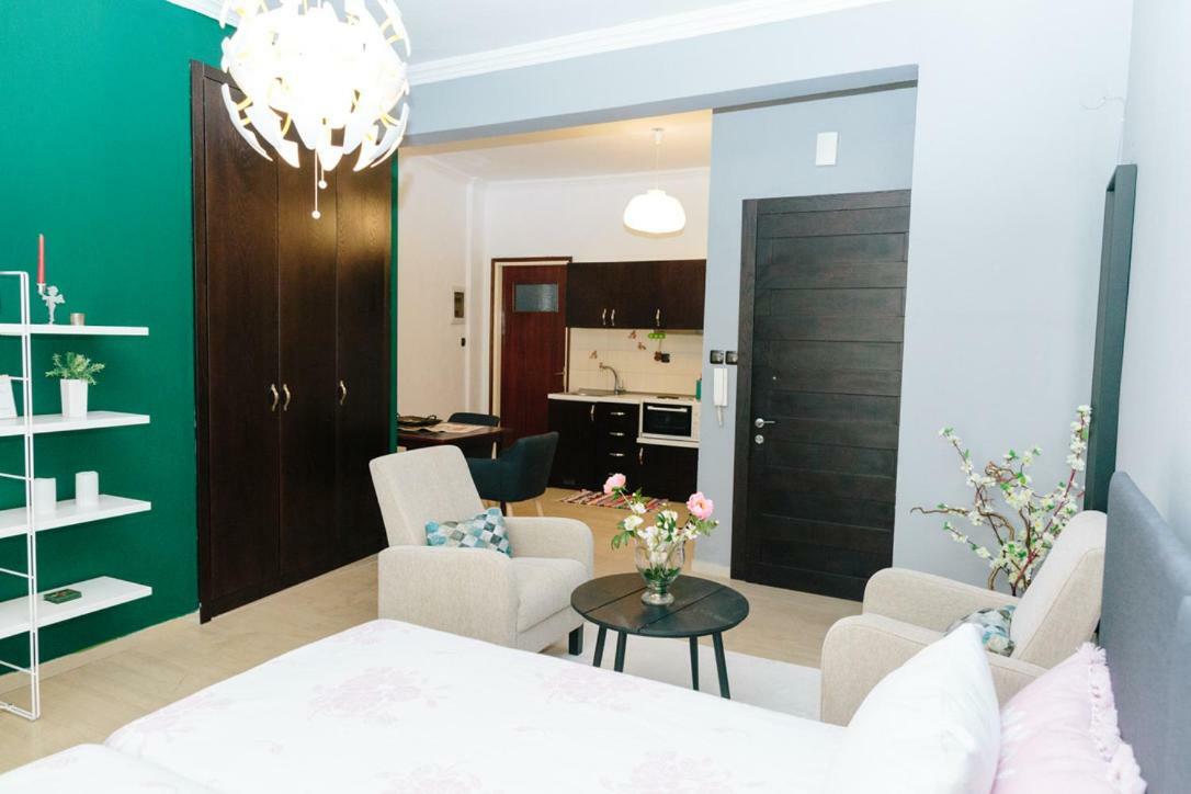 Cosy Downtown Studio - Suite Komotini Bagian luar foto