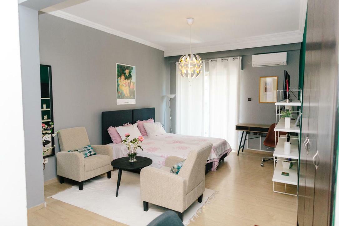 Cosy Downtown Studio - Suite Komotini Bagian luar foto